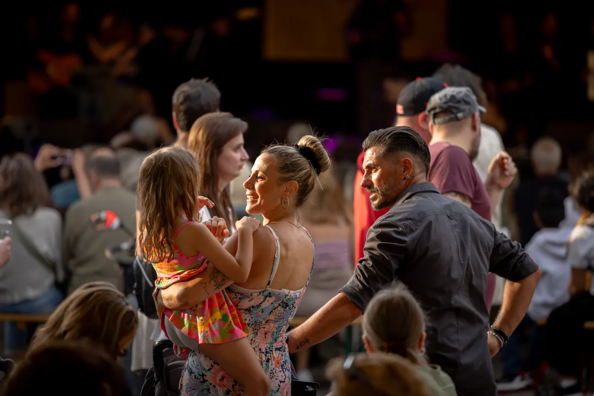 Viele Familien flanieren am Freitagabend durch die gesperrte Bahnhofstrasse. Impressionen vom Freitagabend des Stadtfest Wetzikon 2024